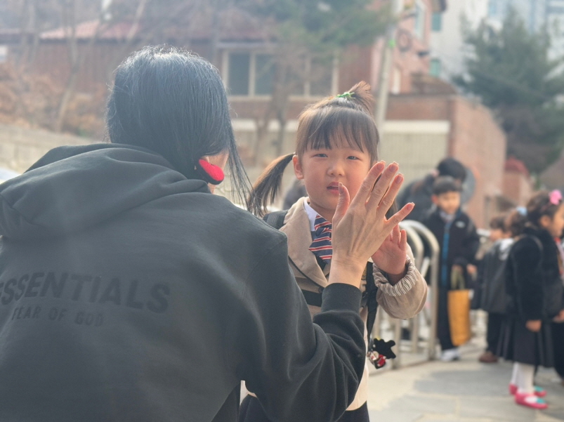 제니퍼 선생님과 함께 하이파이브!